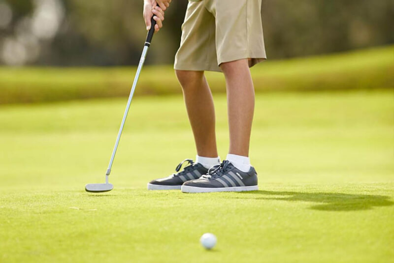 Giày golf là trang phục không thể thiếu khi chơi golf